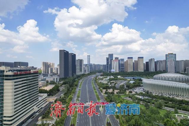 一年四季 泉在济南丨云卷云舒映泉城，东部城区勾勒现代与生态交融天际线