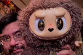 贝克汉姆包上有了拉布布，泡泡玛特股价与海外门店数齐飙升 专家：需管控供应链风险图片