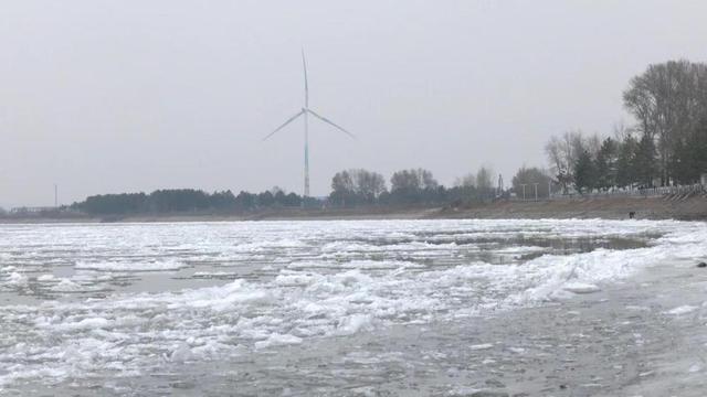 中俄界江黑龙江呼玛段进入流冰期 冬日奇观引客来
