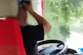 客运司机开车时剃头，通报：顶格处理！图片