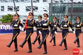 退役仪仗兵走进陵水校园为师生送去一堂别开生面的“升旗课”图片