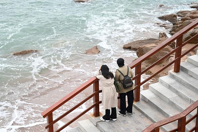 秋日青岛燕儿岛山公园景色浪漫，成情侣定格爱情热门打卡地