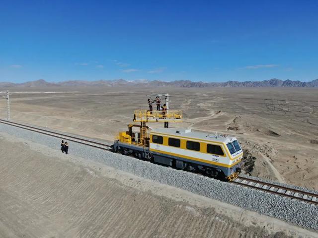 铁道风景线丨寒冬里的“机甲战车”