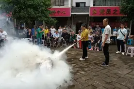 镇远县青溪镇慢坡社区扎实开展消防演练活动图片