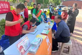 发放防走失“黄手环”，潍坊举办“5·9”无走失日志愿服务活动图片