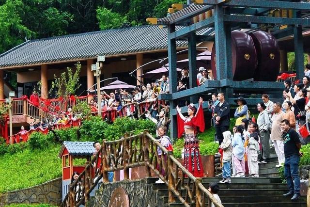 用诚意和服务“宠客” 巴山大峡谷“双节”实现游客和收入“双增长”