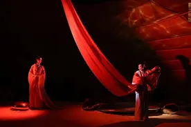 《霸王别姬》再登人艺小剧场，以女性视角转动“历史的万花筒”图片