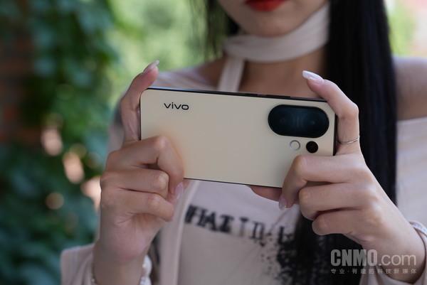vivo S30评测：多彩直屏设计 全面普及潜望长焦