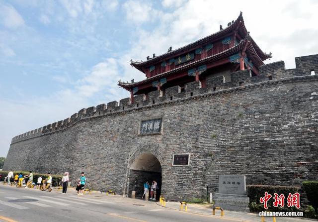 湖北襄阳：民众登古城墙   感受历史韵味