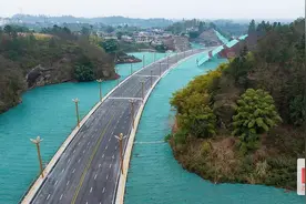 游客们 高铁自贡站到仙市 可走这条快速通道图片