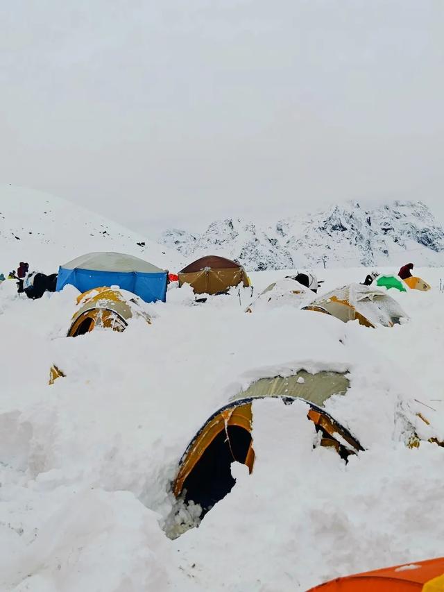 珠峰暴雪中“人肉开路”带百人突围的向导找到了,曾在广东做户外领队,讲述从受困到脱险全过程