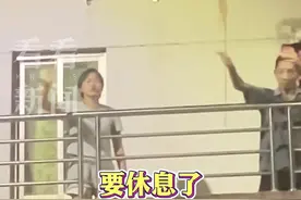 全红婵回家深夜还被围观 男子多次大喊“下来打个招呼!”图片