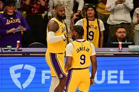 历史性时刻！NBA历史上首次父子同台，詹姆斯与布朗尼同时登场图片