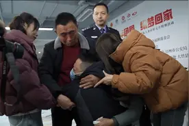 1岁男孩在家中被偷走，34年后找到亲生父母！对话姐姐：一直自责当时没陪着弟弟图片