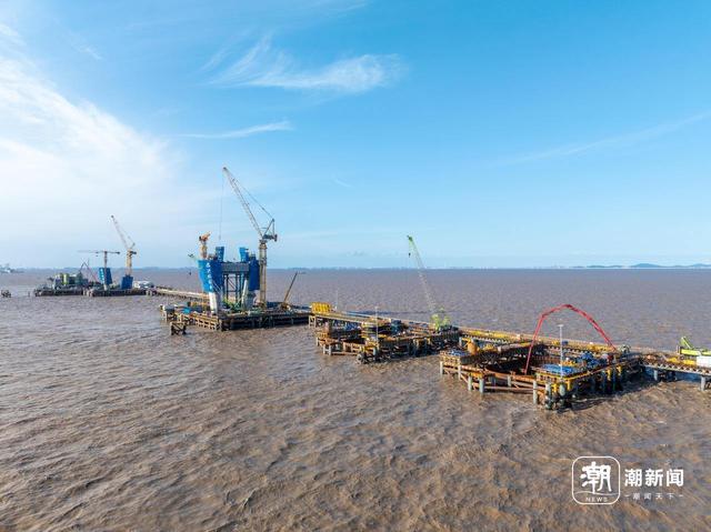 宁波：跨海铁路大桥主塔“拔节生长”