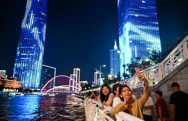 漫步海河畔 共享城市灯光秀