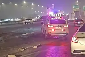 外环高速夜现“渣土带”，多车抛锚图片