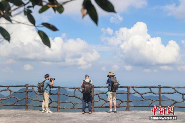 中外摄影师走进世界地质公园江西三清山 定格自然与人文之美