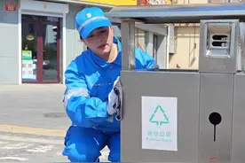 上班途中闻到煳味，女保洁员勇救民房火情图片