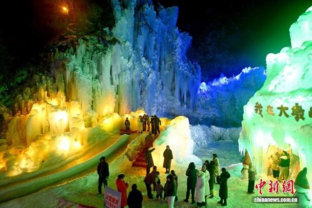 积石山大墩峡景区震后焕新：冰雪盛宴启幕 观冰瀑赏冰灯