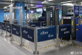 北京地铁一乘客带刀拒不配合安检，被刑拘图片