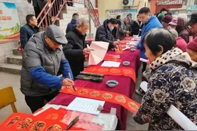 平顶山卫东区：书法家走进基层为村民义写春联图片