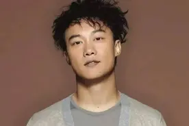 陈奕迅打球晕倒受伤！演唱会重庆站延期，可退票，有补偿图片