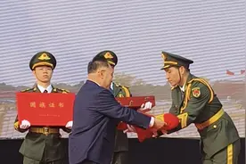 湖南中医药大学建校90周年，张伯礼院士来校传递了一份特殊荣誉视频封面