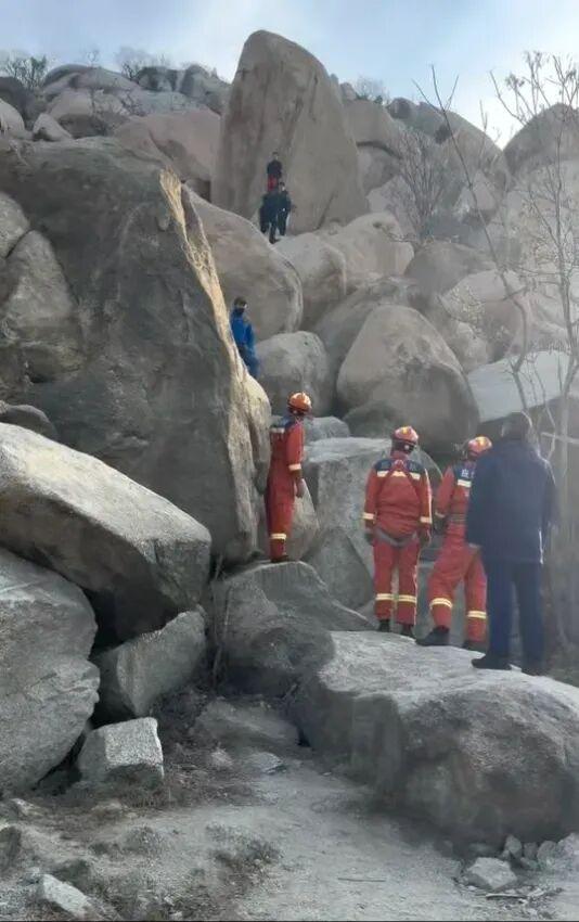 56岁驴友“山上坐久了起身时头晕”坠山缝不幸离世，志愿者提醒：牙山山石光滑，不是景区