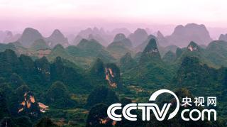 广西阳朔：世外桃源景区群山连绵