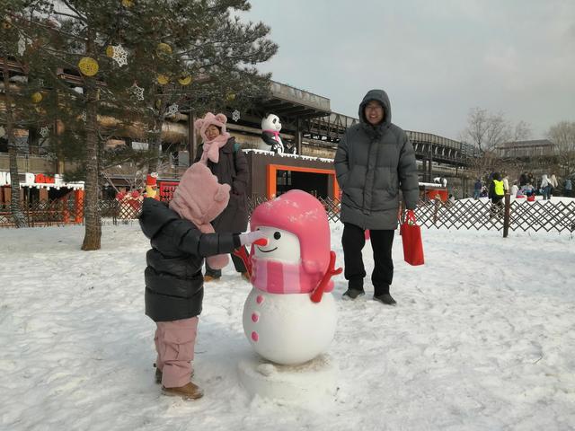 市民在首钢园游玩赏雪