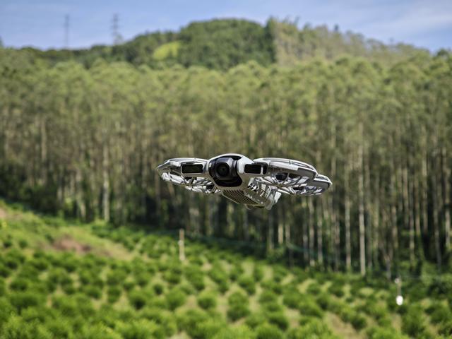 户外影像的2025年：性能内卷退潮，无感体验爆发，大疆影石双雄争霸