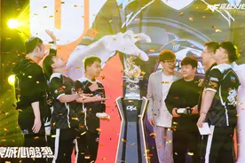 从倒数第一到决赛夺冠，白鲨指挥N9赛后激动落泪图片