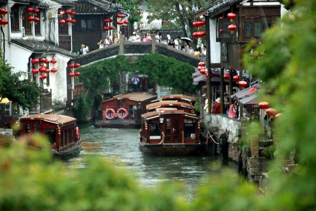 江苏苏州：山塘街人头攒动 出现暑期旅游高峰