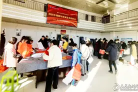娄底职院举办“迎新春送福送春联”活动图片