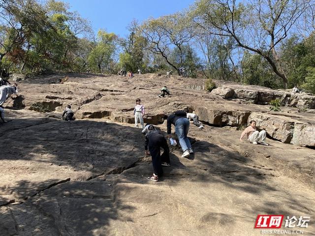 岁暖时刻｜风拂岩壁，也拂过忠魂——赫石坡的 “火”，该照进历史深处