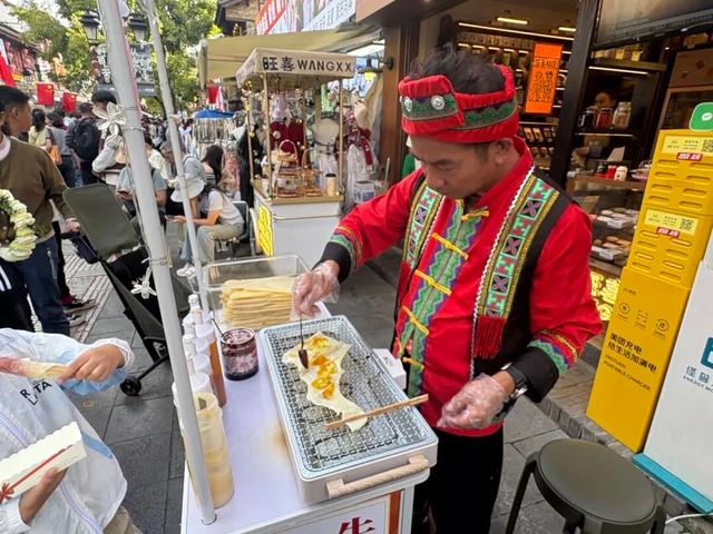 国庆充电选昆明丨米线、粑粑卷、烧饵块……在昆明老街“晕碳”了
