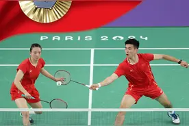 中国组合郑思维/黄雅琼夺得巴黎奥运会羽毛球混双金牌图片