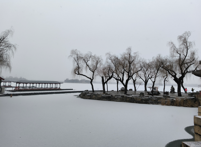 颐和园初雪，洁白冰湖美丽如画