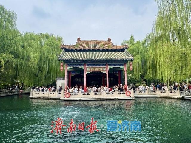 一年四季 泉在济南丨趵突泉水位持续高位 “水涌若轮”引客来