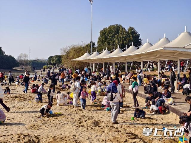 松雅湖这片沙滩，成了孩子们的乐园｜组图