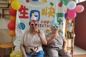 独居老人集体庆生，与祖国母亲共度国庆图片