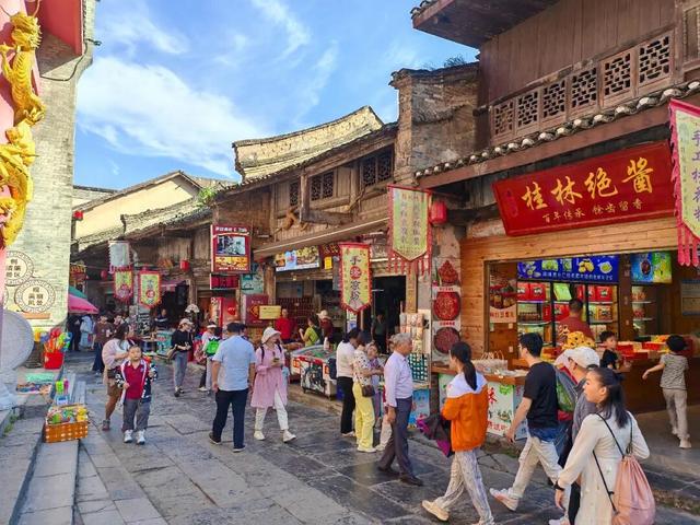 千年银杏韵，金黄满地诗，金色海洋游玩攻略来了！