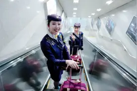 双胞胎姐妹，一起考上复兴号列车长！图片