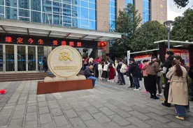 曲靖市麒麟区160余对新人甜蜜领证图片