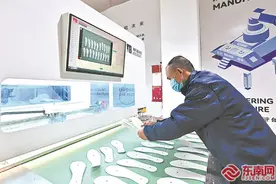 莆田市黄石工业园区：工人使用智能数码画线机制作鞋垫图片