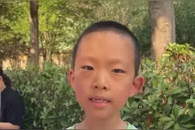 “距离2034年高考还有3649天”，二年级小男生打卡高考现场送祝福图片