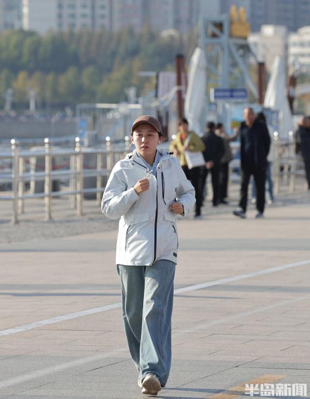 午后暖阳，海边散步