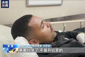 所有东西都在机舱里飞”，机上乘客还原新航客机遇险惊魂一刻图片