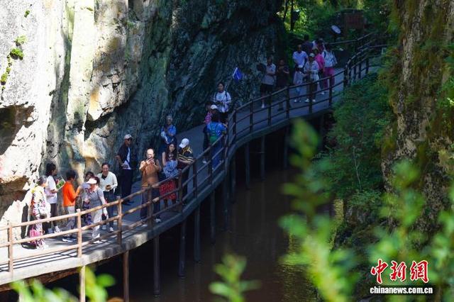 国风旅拍邂逅“中国第一龙乡”山水 文旅融合焕发新活力